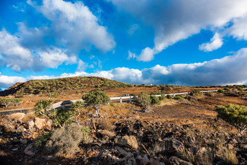 strada sulla montagna rocciosa
