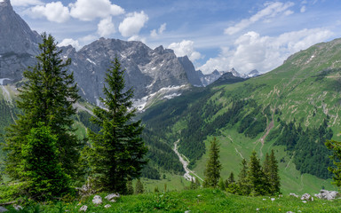 Fototapeta na wymiar Beautiful alpine valley
