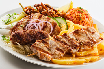 Assorted grilled meat with chips and salad