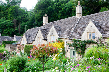 traditional Cotswold cottages in England, UK. Bibury is a village and civil parish in Gloucestershire, England © Melinda Nagy