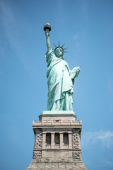 Obraz premium The Statue of Liberty isolated against the sky