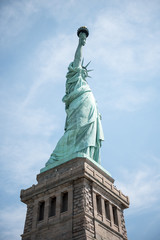 Obraz premium The Statue of Liberty isolated against the sky