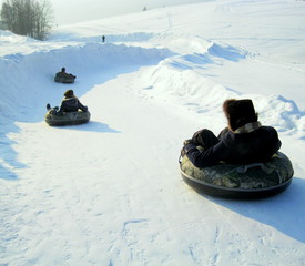 Fun in snow toboganning / Fun sur neige descente en bouées