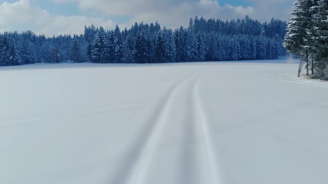Flug &uuml;ber verschneite Winterlandschaft