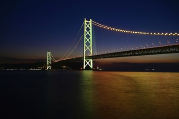 Obraz premium ライトアップされた明石海峡大橋と星空のコラボ