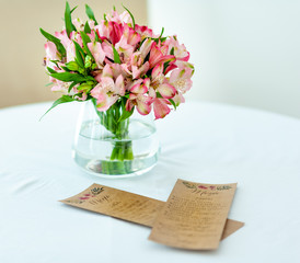 vaso de flores com encarte do menu