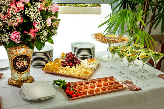 Mesa com uvas, queijos e flores