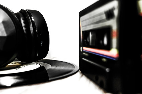 Wireless headphones realistic set with music and technology symbols isolated illustration - Ilustra&ccedil;&atilde;o