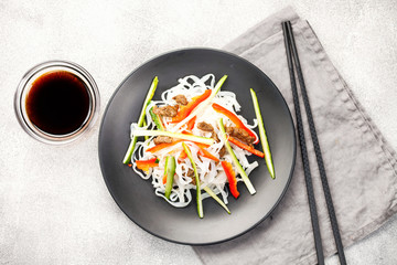 Chinese noodles with beefand vegetables