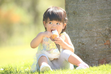 ソフトクリームを食べる女の子