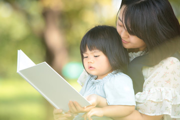 読書する親子