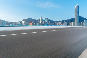 Obraz premium Road and skyline of modern urban architecture in Hong Kong..