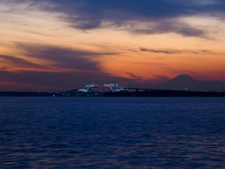 夕暮れの東京ゲートブリッジと富士山