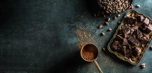 Foto op Plexiglas Dark chokolate cocoa beans and powder on concrete table © weyo