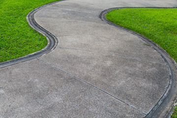 Obraz premium walk way on green grass