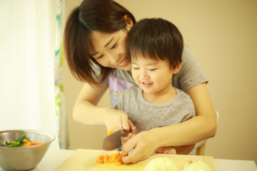 料理する親子