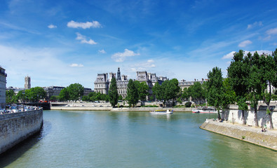 Fototapeta na wymiar Paris city hall and seine river quay in Paris
