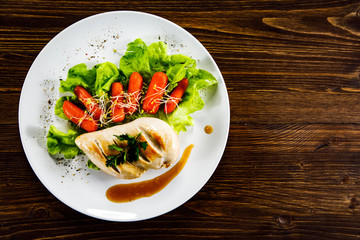 Grilled chicken fillet and vegetables