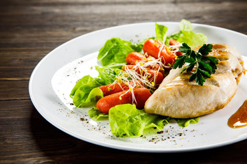 Grilled chicken fillet and vegetables