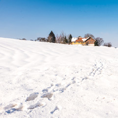 Winterlandschaft mit Fu&szlig;spuren