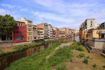 Fototapeta na wymiar Colorful houses and Eiffel bridge and river Onyar in Girona