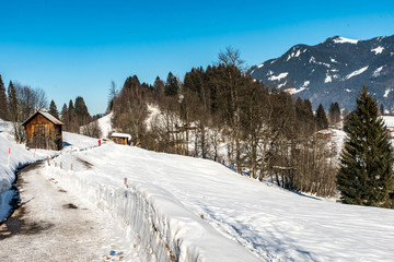 Fototapeta na wymiar Winter in den alpen mit Schnee