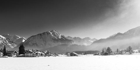 Panorama Winter in Oberstdorf mit Schnee monochrom