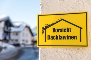 Obraz premium Vorsicht Dachlawine