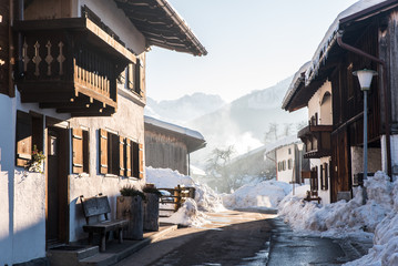 Straße in Oberstdorf im Schnee