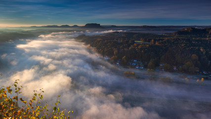 Rathen im Morgennebel, Blick auf den Lilienstein, Nationalpark Saechsische Schweiz, Elbsandsteingebirge, Sachsen, Deutschland