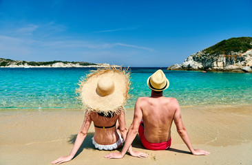 Couple on beach in Greece - obrazy, fototapety, plakaty