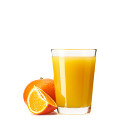 Sok pomarańczowy wyciskany ze świeżych pomarańczy na białym tle - obrazy, fototapety, plakaty