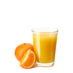 Sok pomarańczowy wyciskany ze świeżych pomarańczy na białym tle
