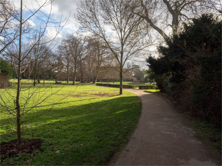 vue du parc de Bagatelles dans le Bois de Boulogne à Paris