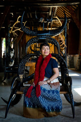 femme assise au black temple de Chaing raï