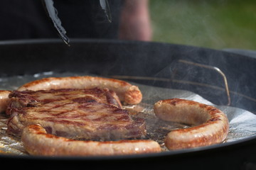 Steak und Würstchen grillen