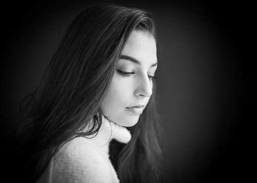 Close up portrait of a pretty girl in natural light in black and white