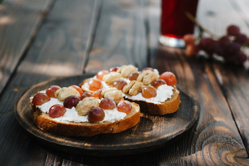  grape crostini with ricotta and walnuts
