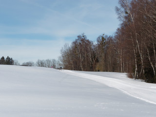 Bayerische Landschaften. Gmund am Nordufer des Tegernsees. Panorama wanderweg. Langlauf auf den schneebedeckten Hügeln am See