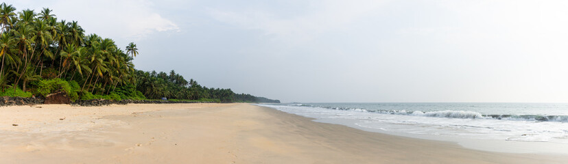 Plage d&eacute;serte &agrave; Kizhunna, Kannur, Inde