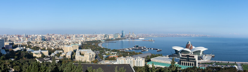 Fototapeta na wymiar Vue panoramique sur Bakou et la Mer Caspienne