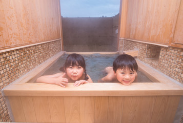 温泉に入る子供