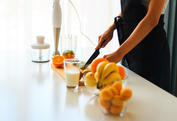 Obraz na płótnie Canvas Woman making fruit smoothie. Detox day
