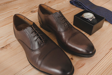 Shoes, tie and watch as accessories to dress elegantly