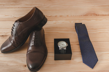Fototapeta na wymiar Shoes, tie and watch as accessories to dress elegantly