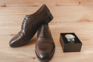 Shoes and watch as accessories to dress elegantly