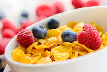 Corn Flakes with berries in a white ceramic dish.