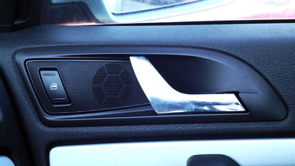 klamka przednich drzwi w samochodzie