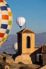 Fototapeta na wymiar Festival aerostático en los badlands de Granada