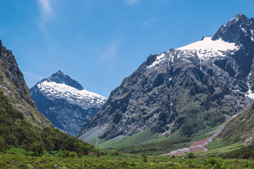 Naklejka premium Huge mountains with snow in Fjordland National park in New Zealand